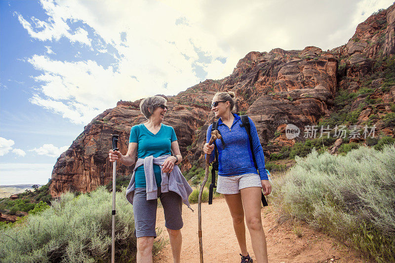 女人们一起在美丽的红岩峡谷徒步旅行