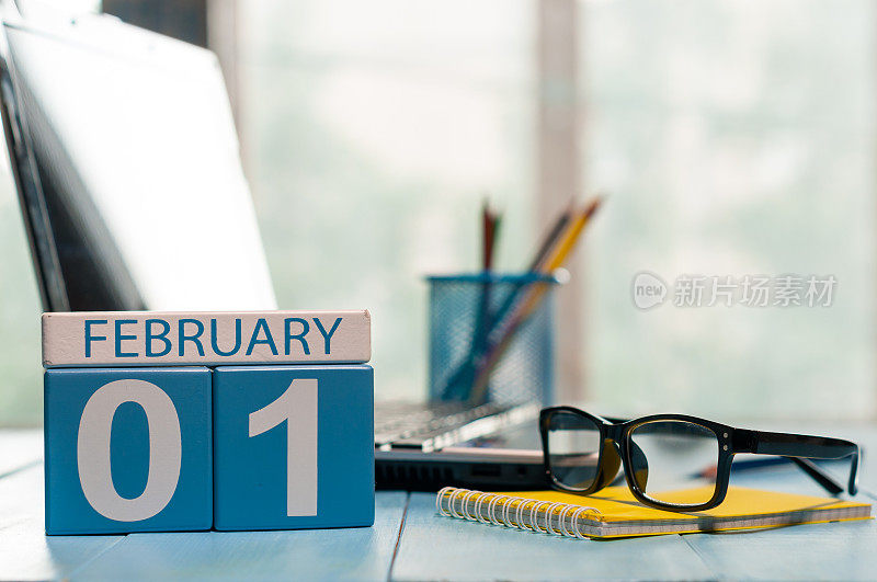 2月1日。月的第一天，日历上的教师工作背景。冬天的时间。文本空白