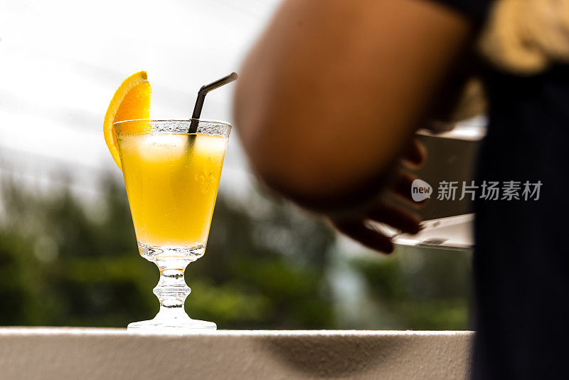 享受酒精饮料的冲绳女士
