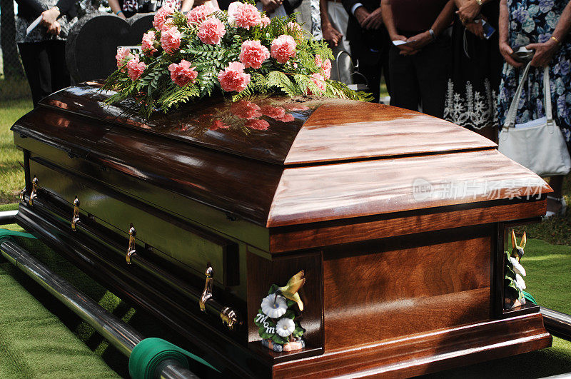 棺材在墓地举行的葬礼上