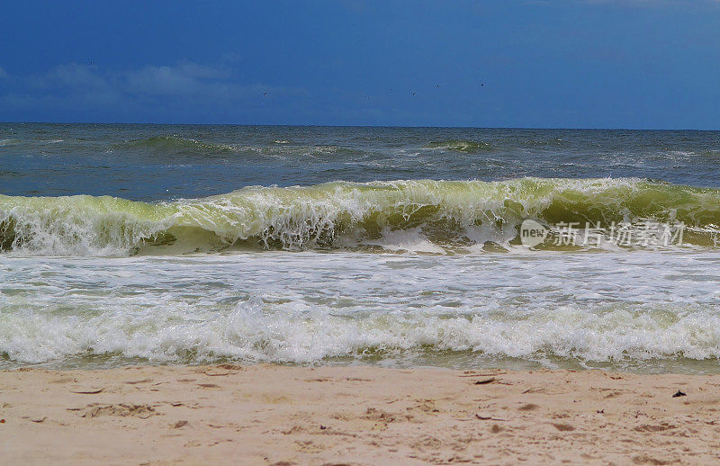 墨西哥湾的海浪冲击着海滩