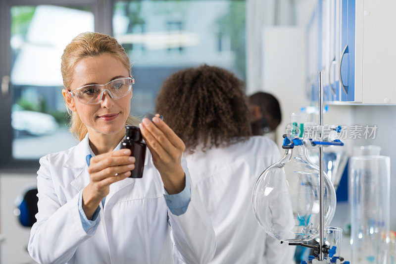 在实验室做研究的女性科学研究员，妇女与化学工作超过一组科学家