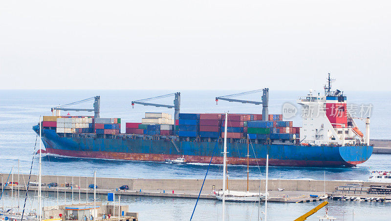 拖船协助集装箱货船入港，国际集装箱货船在海洋运输中的物流运输，船舶在欧洲的进出口。