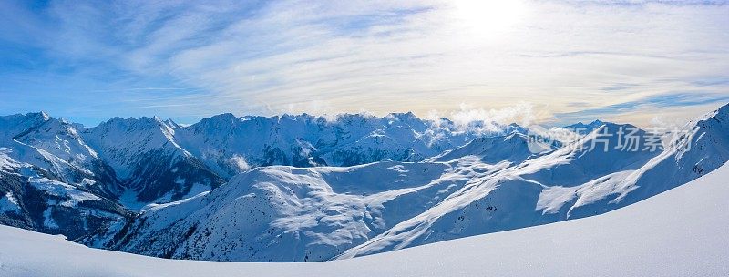 俯瞰奥地利Tiroler阿尔卑斯皑皑的山脉。