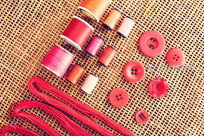 红色调的缝纫物品排列成滚花图案。