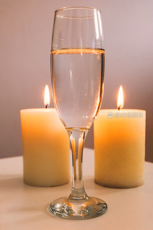 一杯白葡萄酒和蜡烛