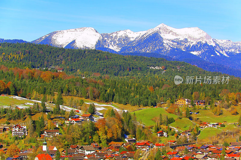 上面的米特瓦尔德阿尔卑斯村-戏剧性的风景在巴伐利亚阿尔卑斯山在德国，靠近卡温德尔山脉和奥地利边界-雄伟的高山景观在金色的秋天，戏剧性的雪山和湖泊全景
