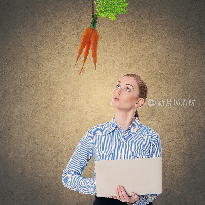 女商人抬头看着悬在空中的胡萝卜