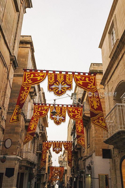 马耳他瓦莱塔市，悬挂着圣奥古斯丁的旗帜