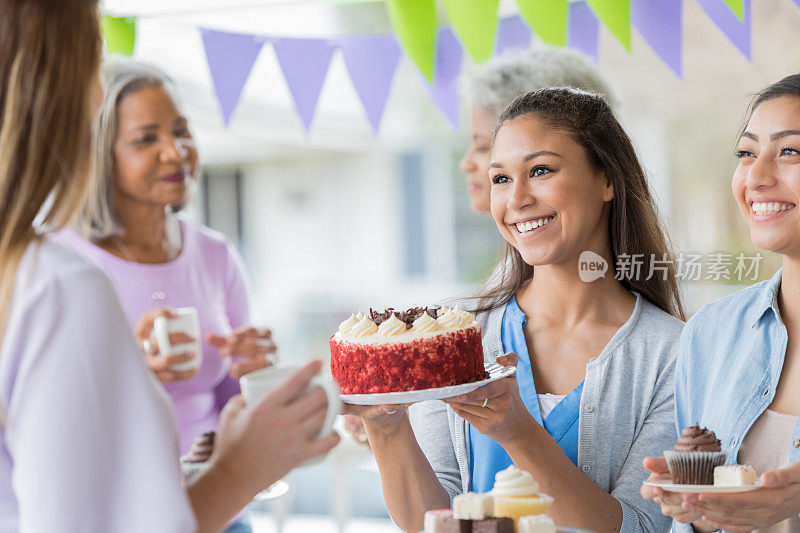 志愿者在糕饼义卖中出售蛋糕