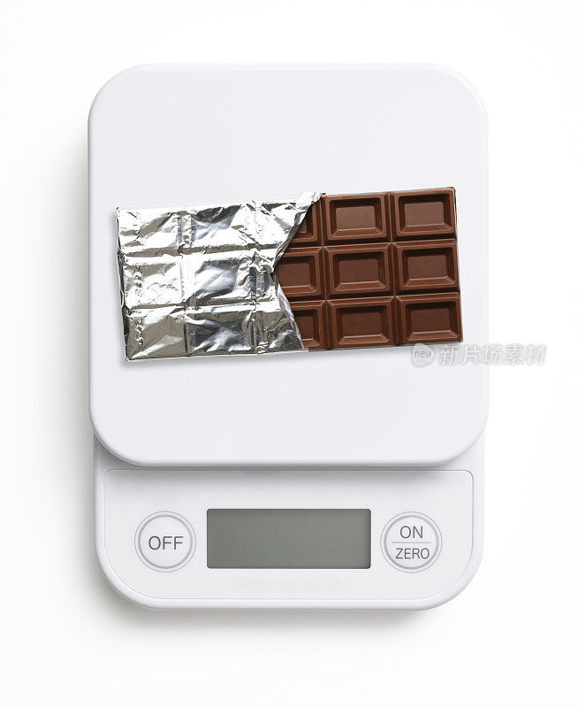 厨房数字食物重量秤，白色背景上的巧克力棒