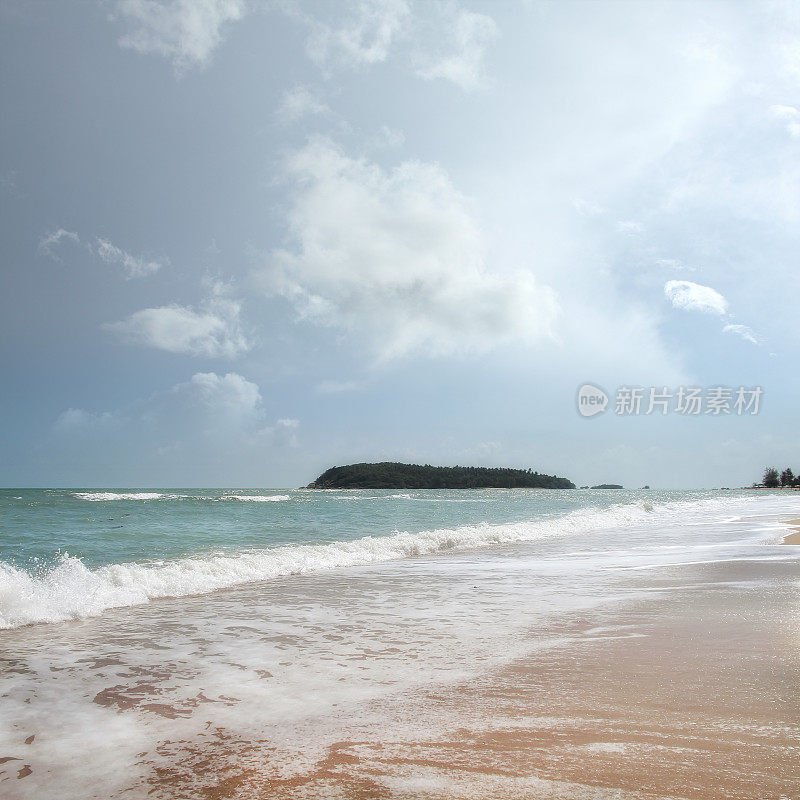 泰国苏梅岛多雨的天空，沙滩的海景