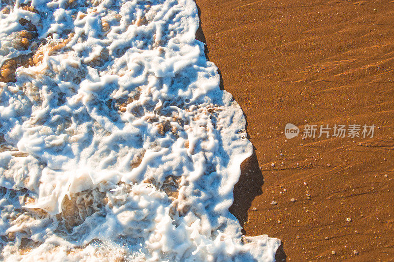 海浪在沙滩上的背景