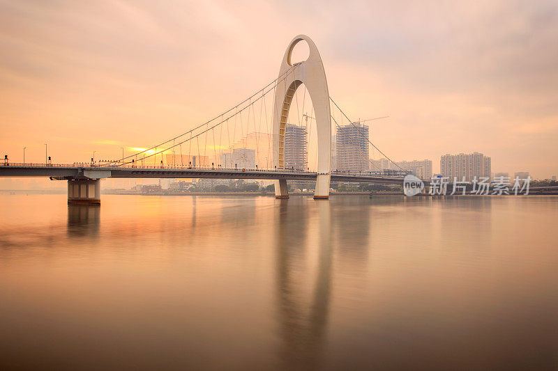 珠江现代大桥和广州金融区现代建筑
