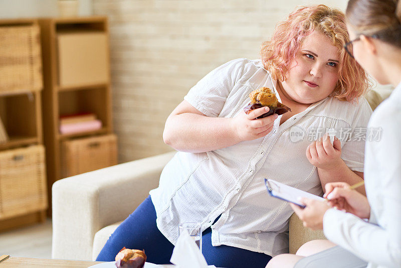 患有饮食失调的肥胖女性