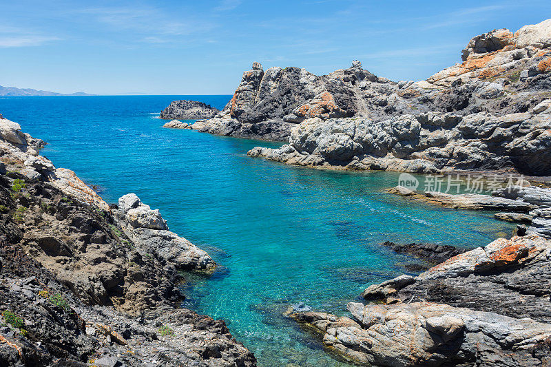 加泰罗尼亚(西班牙)Creus角自然公园的地中海岩石海岸全景
