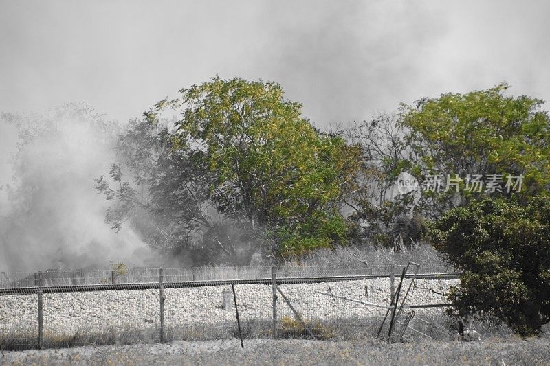 城市附近的田野着火了