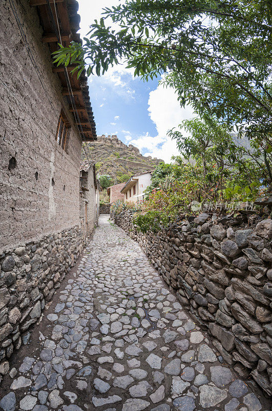 秘鲁奥兰塔坦博狭窄的鹅卵石街道
