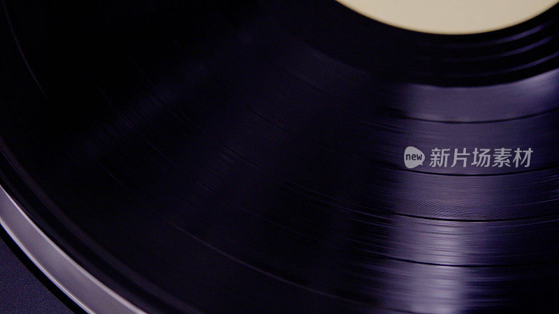 黑胶唱片的播放机特写。《今日》中的声音分析