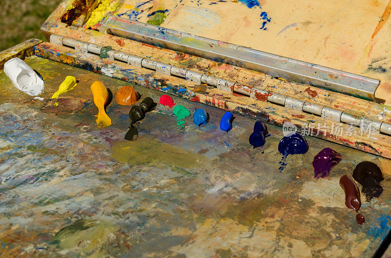 彩色的画架与管油漆样品坐准备画家的画布