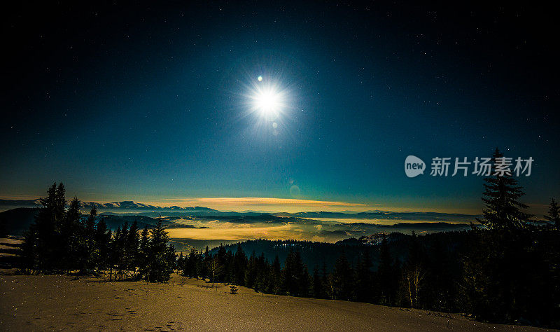 雪山里的夜月