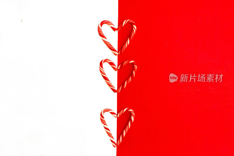红色和白色的圣诞背景与糖果拐杖心