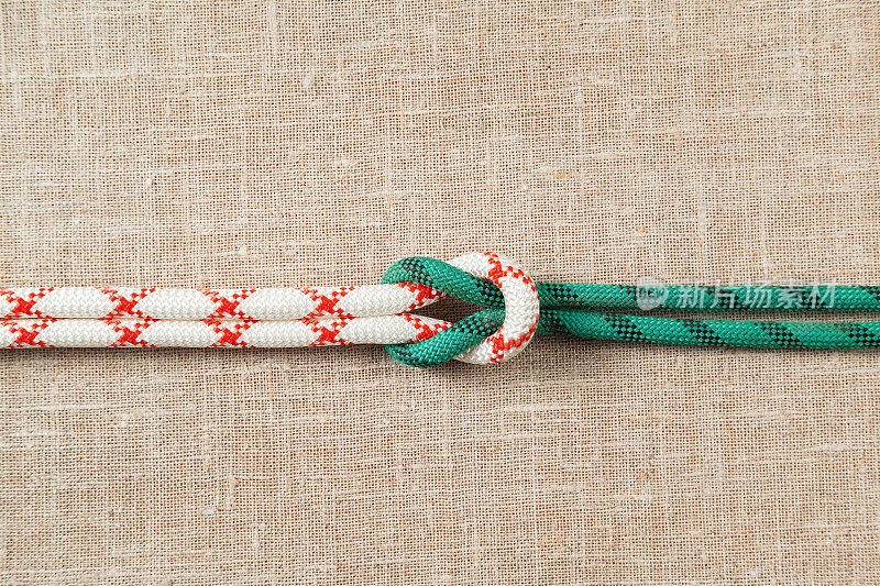 红白绿相间的绳索连接登山，用于登山或航海