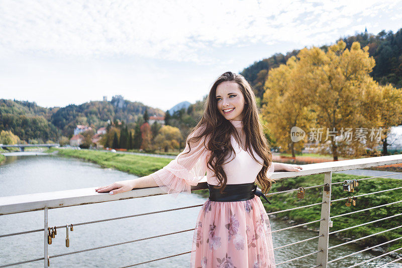 棕色头发的女孩在一个阳光明媚的日子里心情愉快