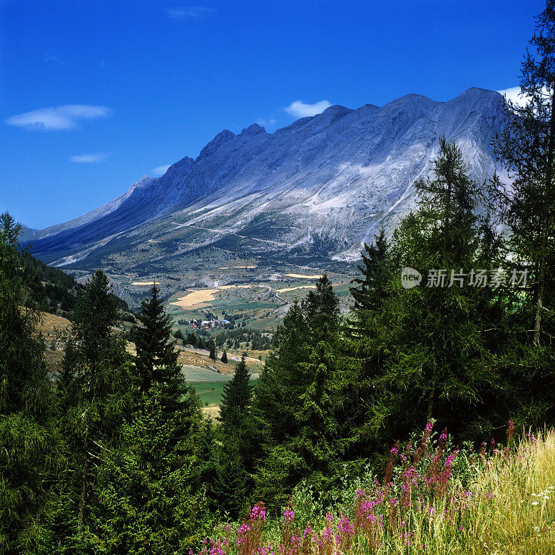 法国阿尔卑斯山脉风景优美，欧洲风景旅游