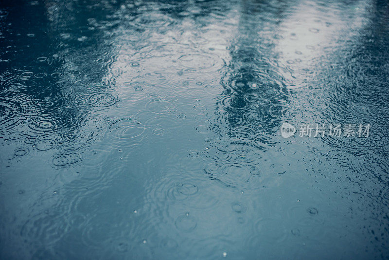 下雨时水面。