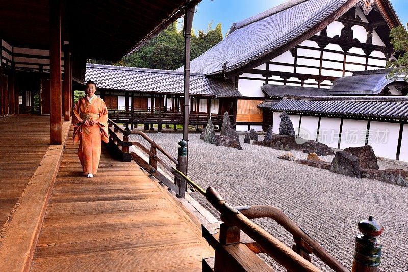 穿着和服的日本妇女在京都东福寺北条缓慢行走