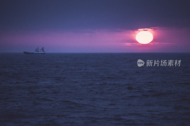 挪威峡湾的暴风雨日落