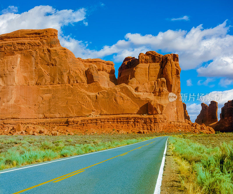 开放的道路在红石国家的犹他州，美国