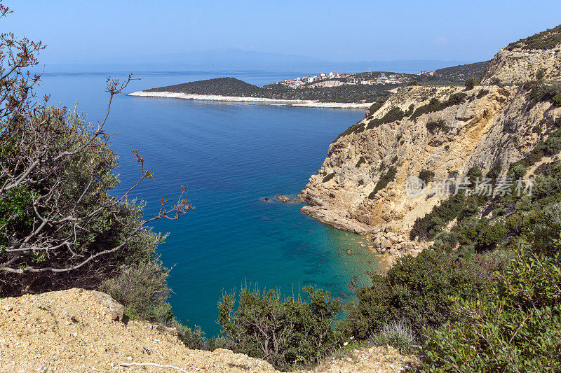 希腊萨索斯岛令人惊叹的小海滩和蓝色的海水
