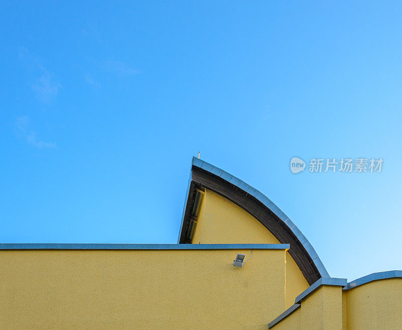 原建筑元素映衬着清澈的蓝天。建筑的背景