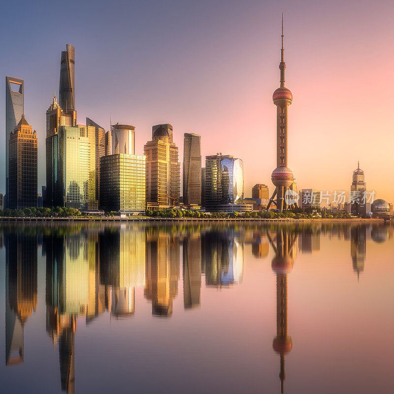 上海的天际线与水面上的阳光反射