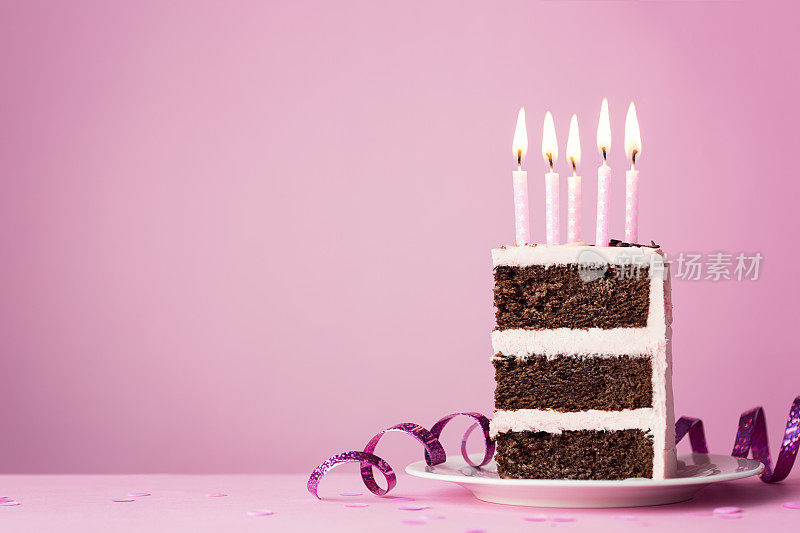 粉红色蜡烛的巧克力生日蛋糕