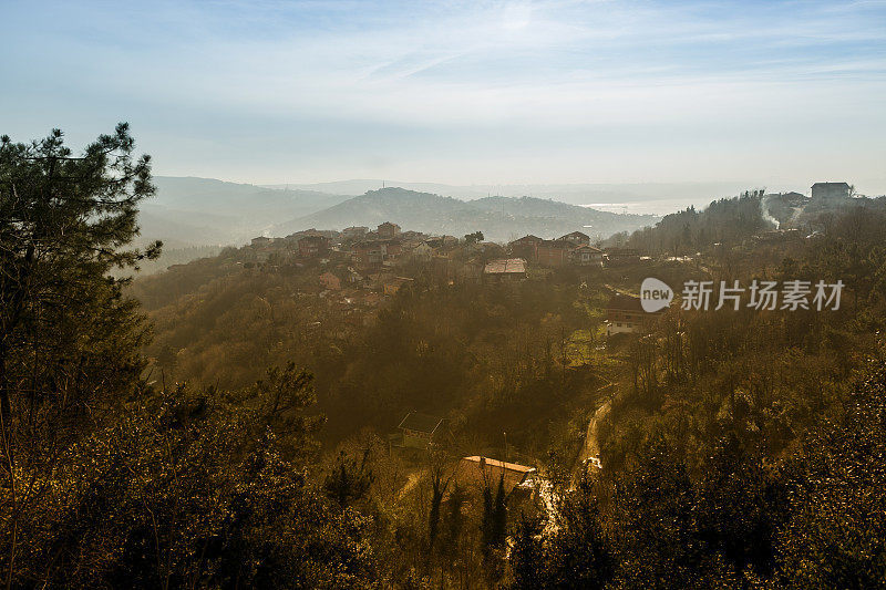 土耳其伊斯坦布尔beykoz的anadolukavagi附近博斯普鲁斯海峡的山村