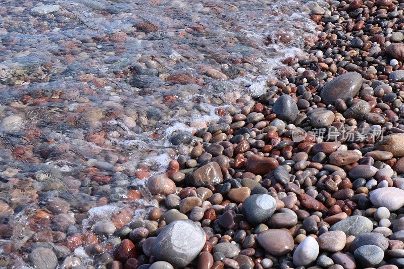 海岸上各种大小不同的卵石