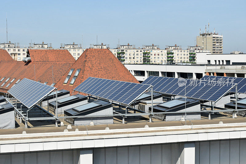 建筑顶部的太阳能电池板