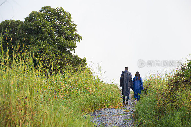 后视镜情侣一起走在雨中与雨衣