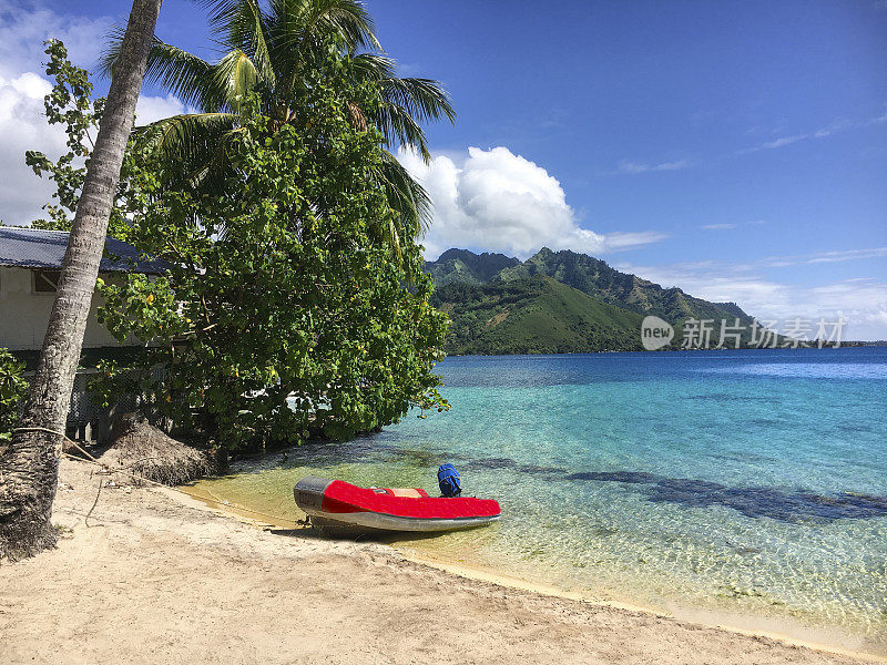 塔希亚马努海滩上的小舢板