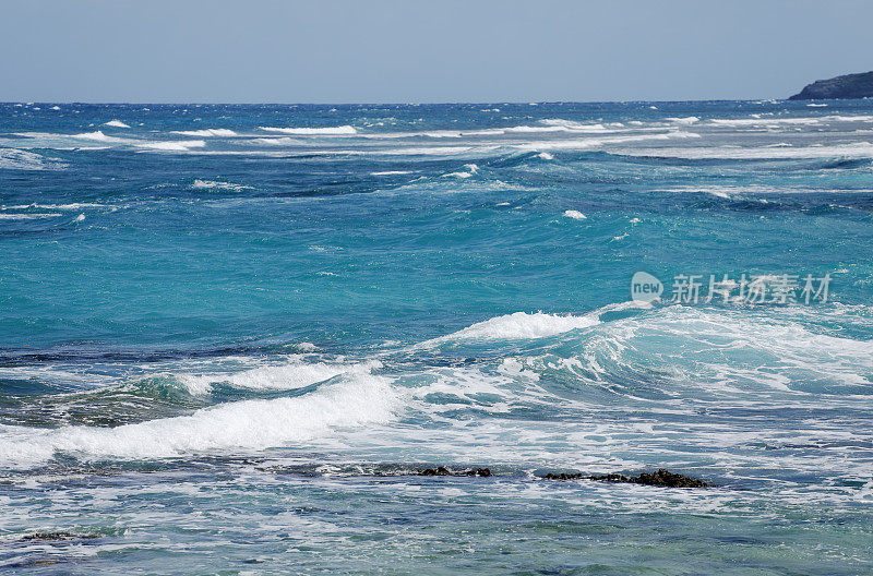 加勒比海滩上的海浪