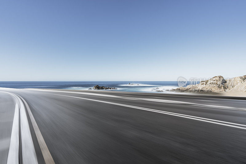 模糊的运动海岸道路对天空