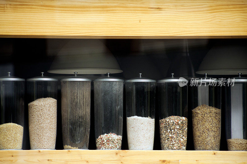 透明罐分配器显示大米，汤或种子