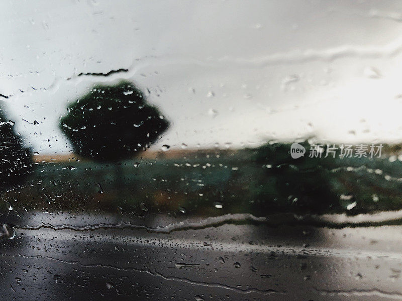 在雨天的路上