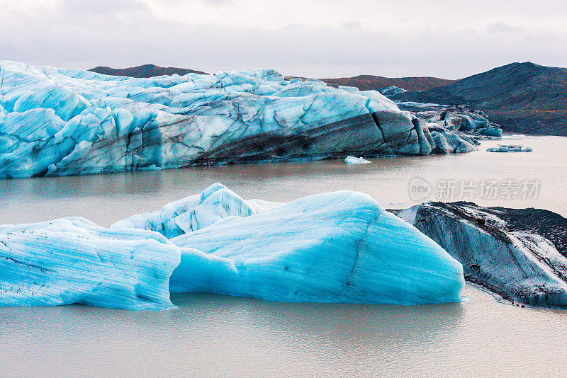 蓝色的冰山漂浮在Svínafellsjökull冰川泻湖冰岛