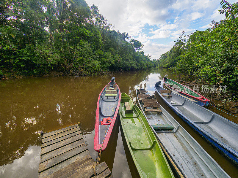 库亚贝诺野生动物保护区河上的独木舟