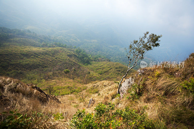 清晨环抱福安玛山