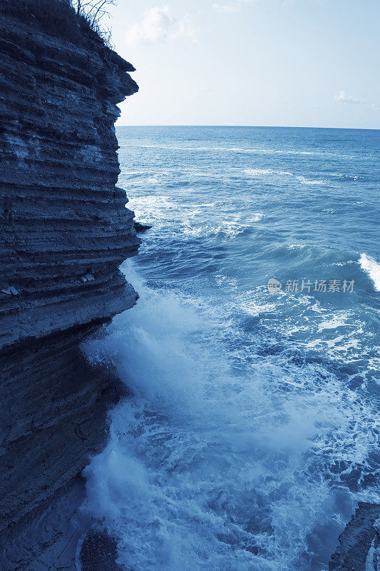 海浪撞击岩石